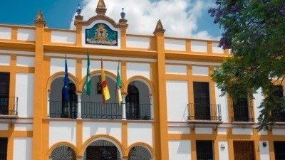 El PSOE critica que la pareja de un edil de Manzanilla facture 7.400 euros al Ayuntamiento, que niega ilegalidades