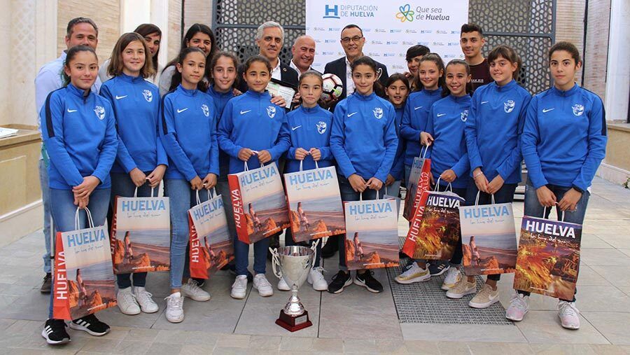 El presidente de la Diputación recibe a la selección provincial alevín de fútbol femenino, campeona de Andalucía