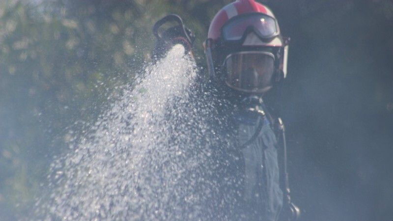 Extinguen un fuego originado en la chimenea de una vivienda de dos plantas en Jabugo