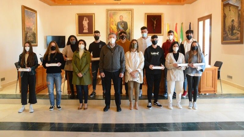 El Ayuntamiento de Palos entrega 19 iPads de última generación a sus estudiantes