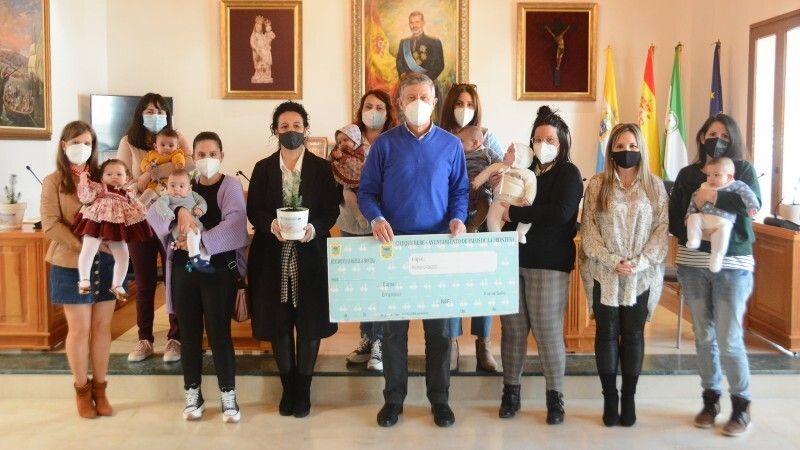 El Ayuntamiento de Palos entrega siete 'cheques bañera' y 20 'cheques bebés'