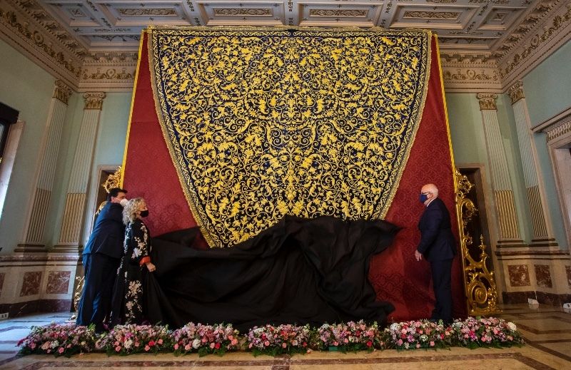 El nuevo manto de la Virgen de la Amargura, expuesto en el Salón de Plenos