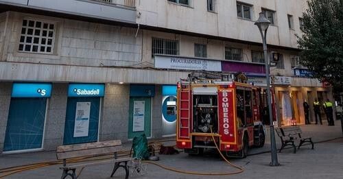 Un fallecido y tres heridos en el incendio de un edificio de 16 plantas en la Plaza del Punto