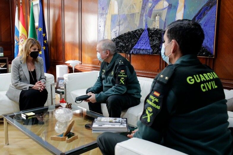 Pilar Miranda recibe al Capitán de la Guardia Civil jefe de la Compañía Fiscal del Puerto de Huelva