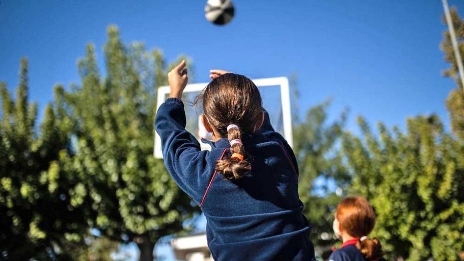 Las mascarillas tampoco serán obligatorias en los patios escolares desde el jueves