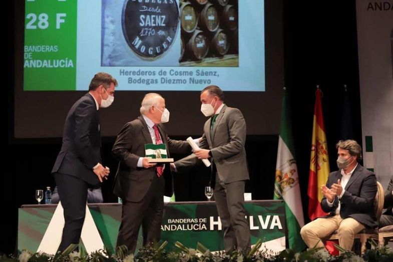 Banderas de Andalucía en reconocimiento al 'coraje y al talento' de Huelva