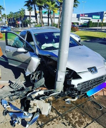 Un vehículo se sale de la vía y choca contra una farola en la Avenida del Nuevo Colombino