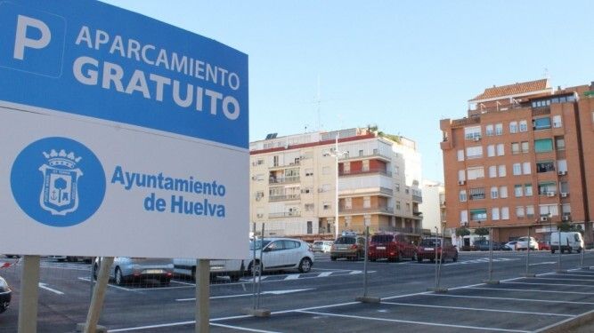 A disposición judicial dos personas por causar daños a 16 vehículos en el parking público de la calle Tariquejo