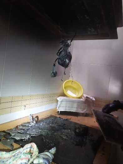 Agentes evitan que el incendio de una campana extractora se propague por una vivienda en Ayamonte
