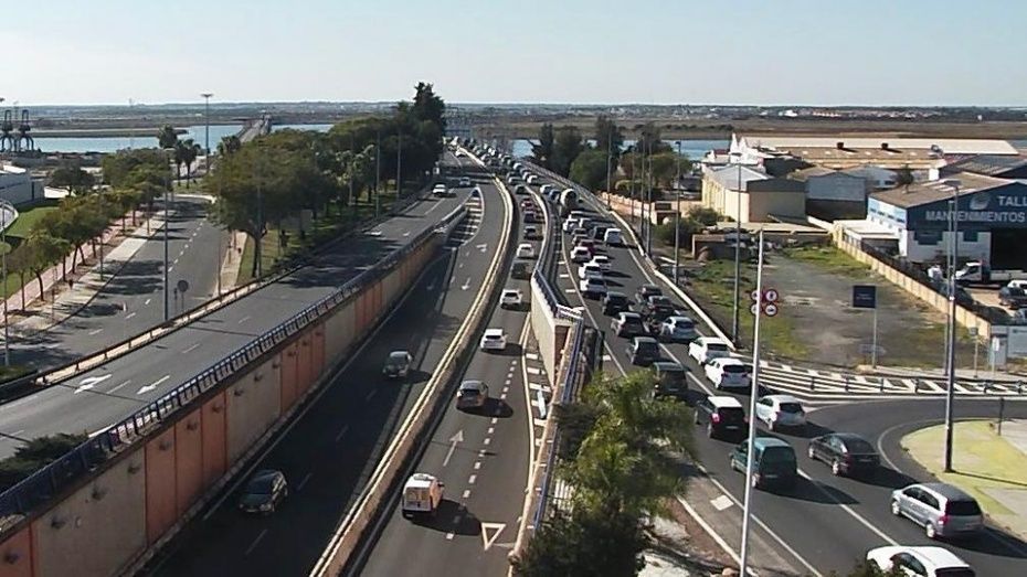 La colisión entre dos turismos en el puente del Odiel provoca importantes retenciones