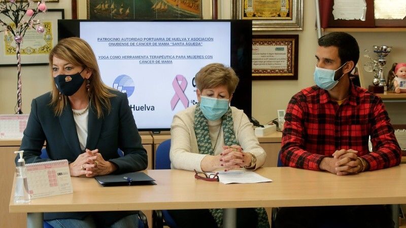 Taller de yoga de cuatro meses para mujeres con cáncer de mama