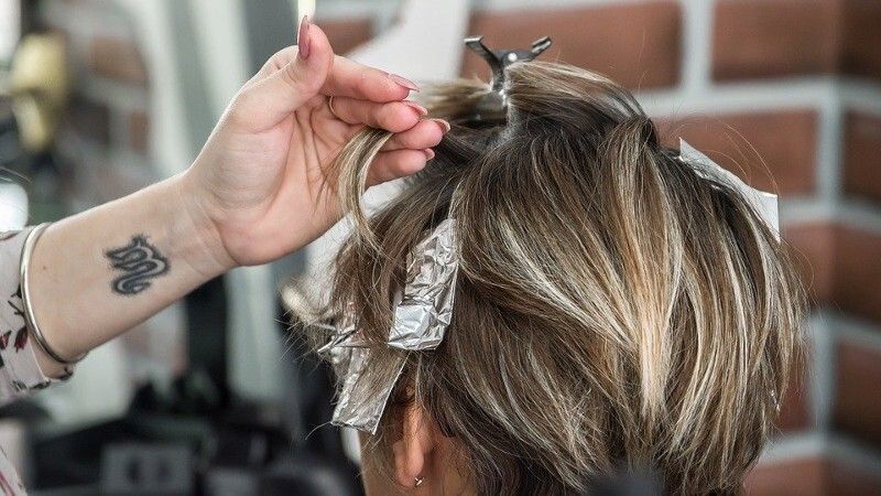 Una peluquería de Huelva ofrece un puesto con un salario de entre 1.100 a 1.200 euros mensuales