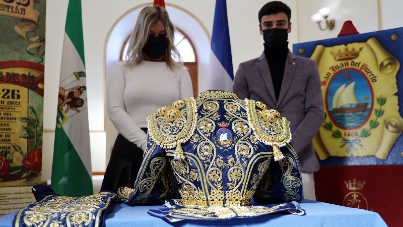El Ayuntamiento de San Juan regala un traje al novillero Quique Toro 