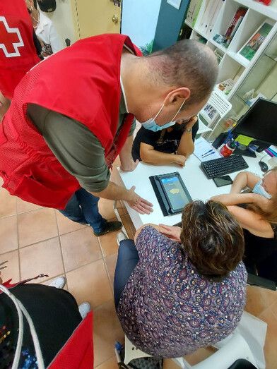 Cerca de 600 mayores superan la brecha digital en la provincia gracias a Cruz Roja