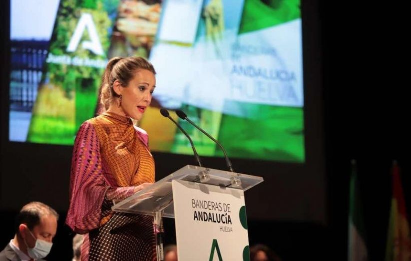 Banderas de Andalucía en reconocimiento al 'coraje y al talento' de Huelva