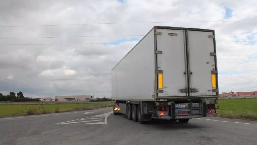 Buscan en Bonares a 15 conductores de camión para transporte internacional