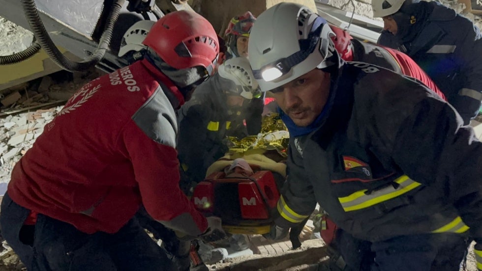 Bomberos de Huelva rescatan con vida a una joven de los escombros en Turquía tras 14 horas de trabajo