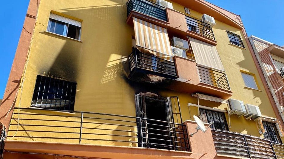 Las otras vidas que el incendio en el piso de estudiantes de Huelva trastocó: los vecinos aún no han vuelto a sus casas