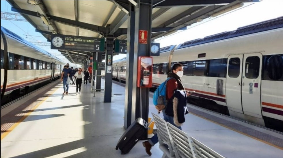 Un total de 65 pasajeros de un tren entre Huelva y Sevilla fueron trasladados en dos autobuses debido una avería