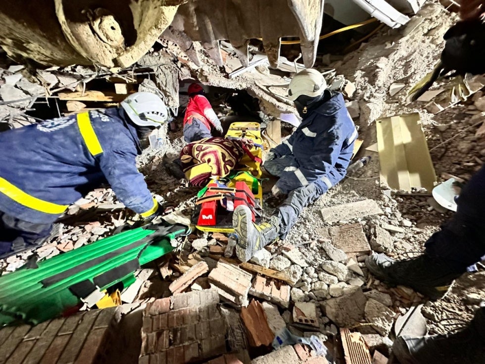 Bomberos de Huelva rescatan con vida a una joven de los escombros en Turquía tras 14 horas de trabajo