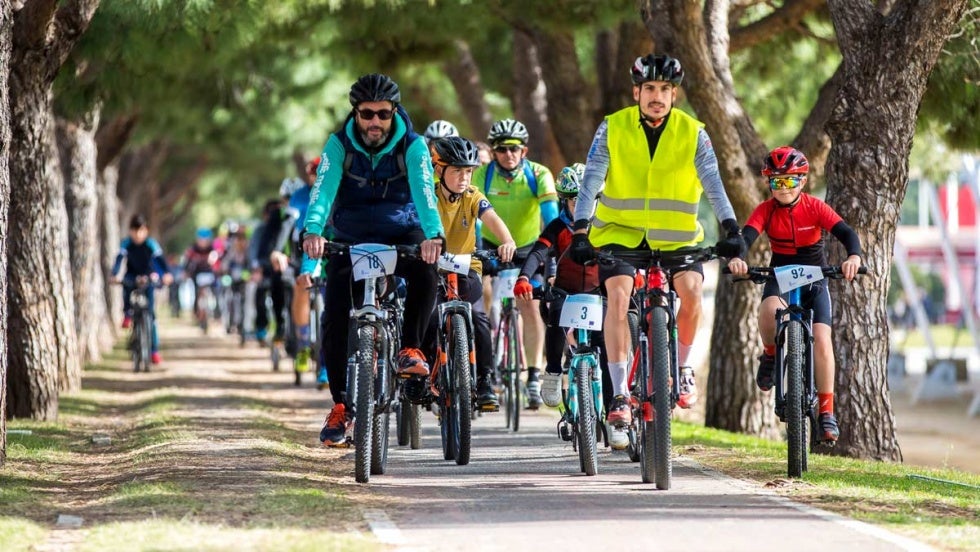 Más de un centenar de personas participa en una jornada de bici y convivencia en el Parque Moret