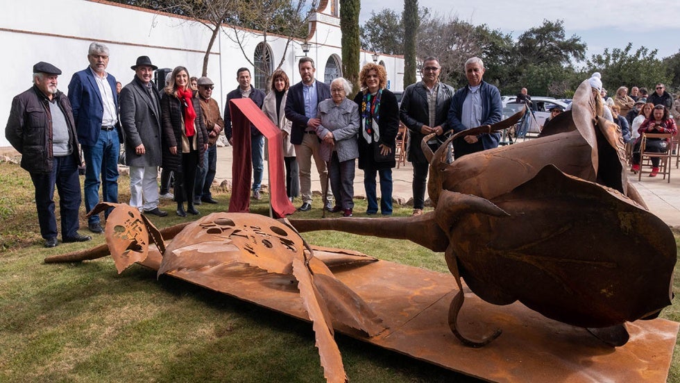 Una gran rosa en el cementerio de Higuera homenajea a víctimas del franquismo