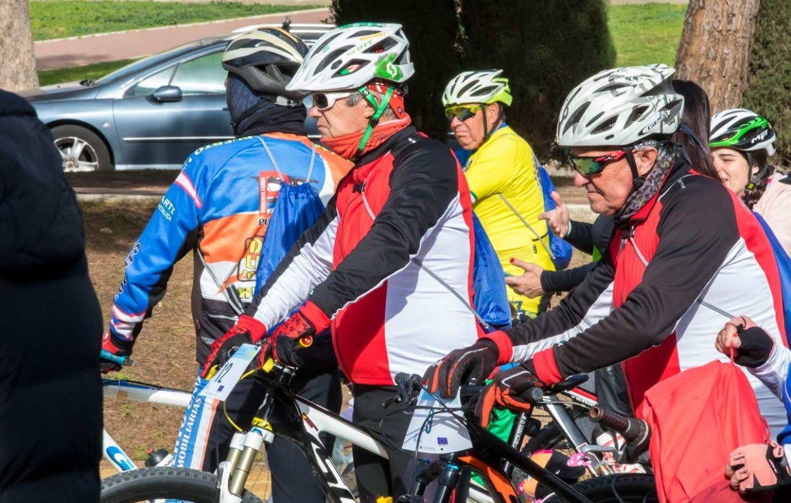 Más de un centenar de personas participa en una jornada de bici y convivencia en el Parque Moret