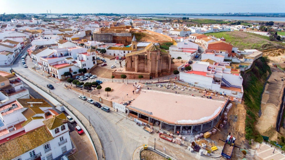 La nueva Plaza Juan Pablo II de Palos toma forma conservando su esencia histórica 