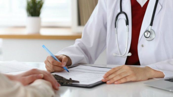 Cuatro meses de cárcel por mandar a su médico 'a tomar por culo a tu país'