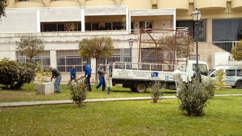 Y un año y un día después se procede a colocar de nuevo el monumento al fútbol en la plaza del Velódromo