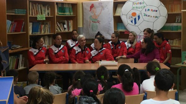 El Sporting conmemora con escolares el Día de la Mujer
