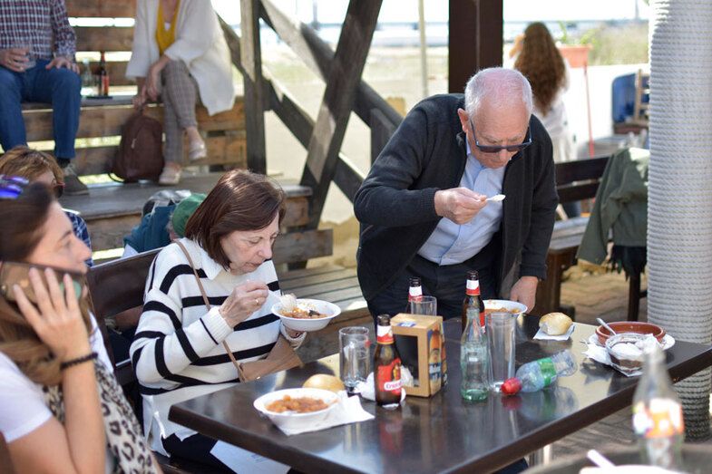 El Muelle de las Carabelas celebra la jornada 'Viva la democracia' con animación, conciertos y garbanzada gratis