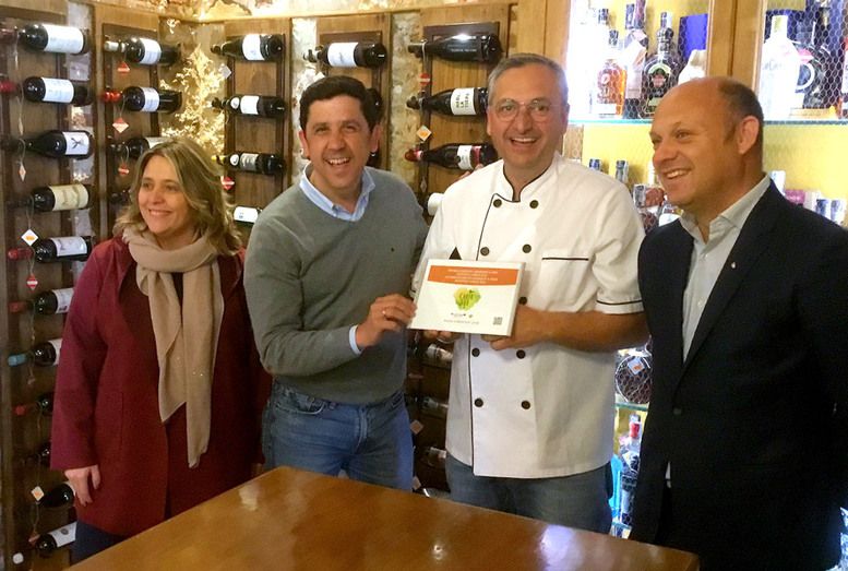 El alcalde de Ayamonte entrega los distintivos del programa europeo 'Sabor Sur'