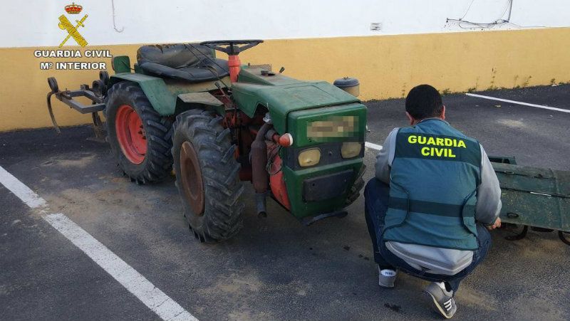 Detienen a tres personas por robar un tractor en una finca de Villarrasa