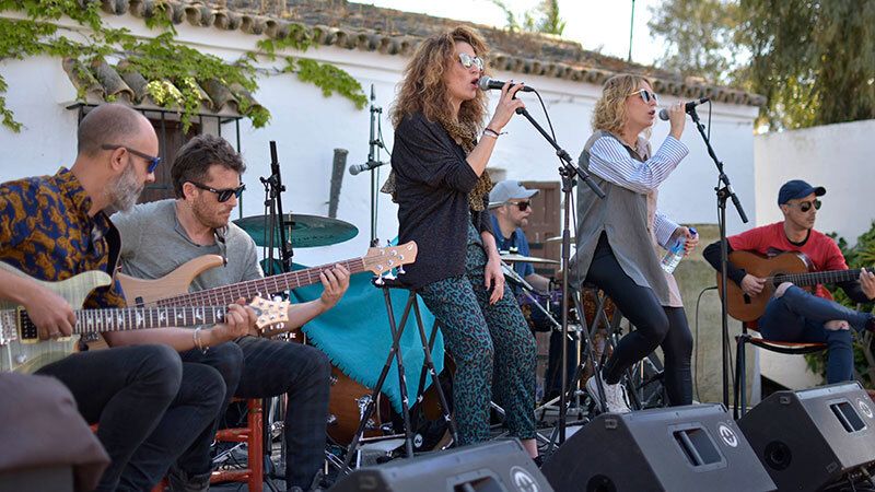 El Muelle de las Carabelas celebra la jornada 'Viva la democracia' con animación, conciertos y garbanzada gratis
