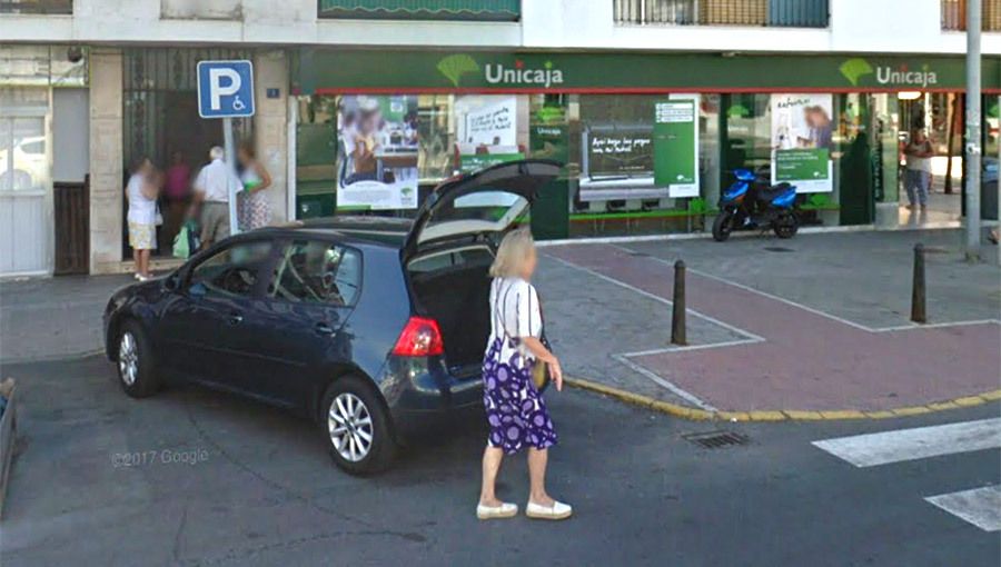 Imputado en Punta Umbría por aparcar en una plaza de movilidad reducida con una tarjeta robada
