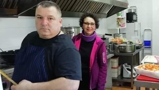Un empresario isleño elabora comidas para familias y personas que no son usuarias del Comedor 'Manos Solidarias'