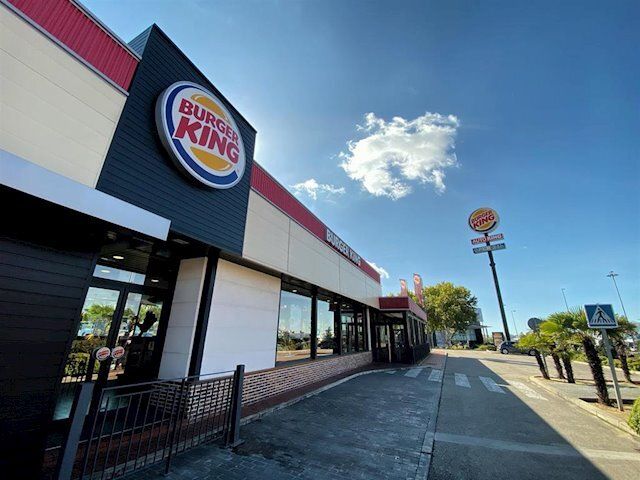 McDonald's cierra todos sus restaurantes y su servicio a domicilio y Burger King presenta un ERTE a nivel nacional en su plantilla