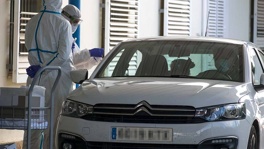UGT lamenta no ser informada de los positivos y pide test para todos los sanitarios