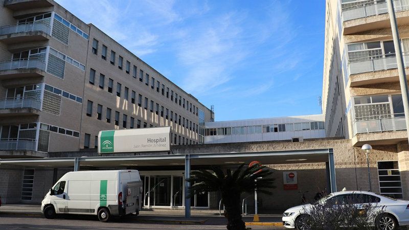 Suspenden por el coronavirus una concentración de repulsa por la agresión física y verbal a un auxiliar de enfermería del Hospital Juan Ramón Jiménez