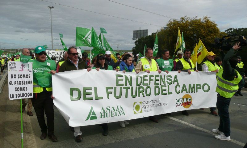 Abierta al tráfico la A-49 tras la 'tractorada-protesta' de los agricultores y ganaderos, en la que no se registraron incidentes