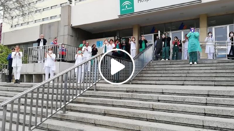 Ovación a los militares de la UME que desinfectan el Hospital Infanta Elena