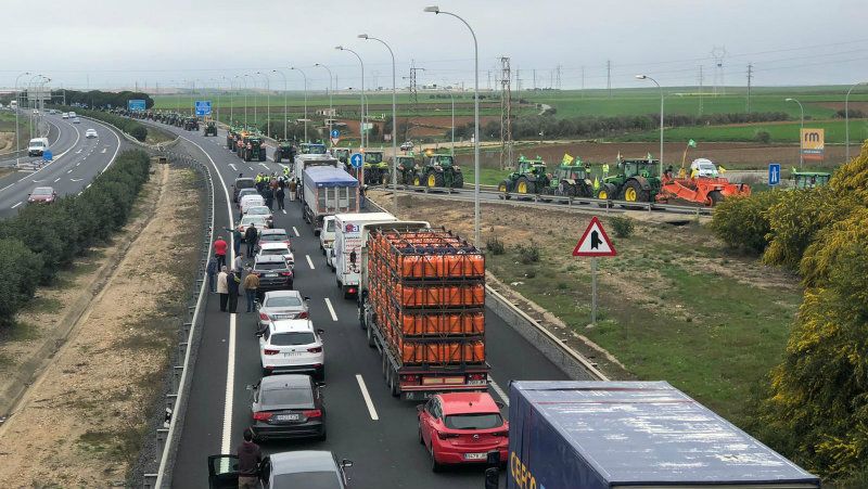 Abierta al tráfico la A-49 tras la 'tractorada-protesta' de los agricultores y ganaderos, en la que no se registraron incidentes