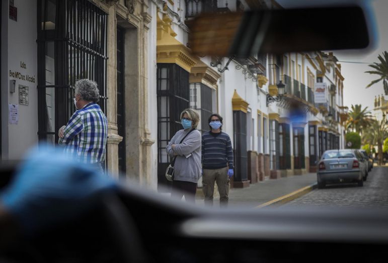 Los bancos mantendrán abiertas sus oficinas y los gasolineros piden unos servicios mínimos para evitar 'la quiebra'