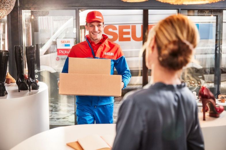 Correos reduce a tres horas la apertura de sus oficinas y Seur señala que seguirá operando con normalidad