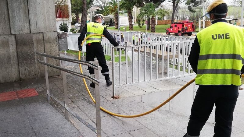 Ovación a los militares de la UME que desinfectan el Hospital Infanta Elena