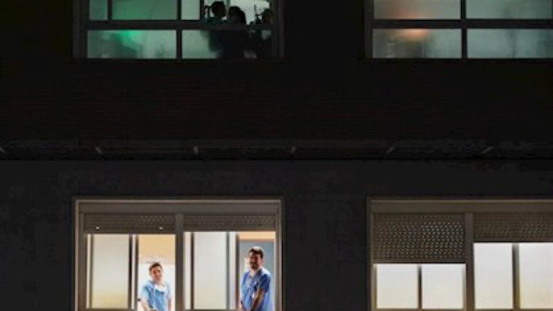 El aplauso a los sanitarios de hoy se adelanta a las 20.00 horas para que puedan estar presentes los niños