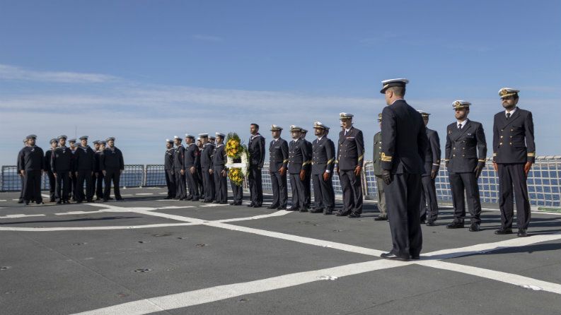 Homenaje a los Caídos por parte del buque de acción marítima “Rayo” en el Puerto de Huelva