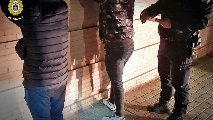 La Policía Local de Aljaraque identifica a varios jóvenes que huían de los agentes tras el toque de queda