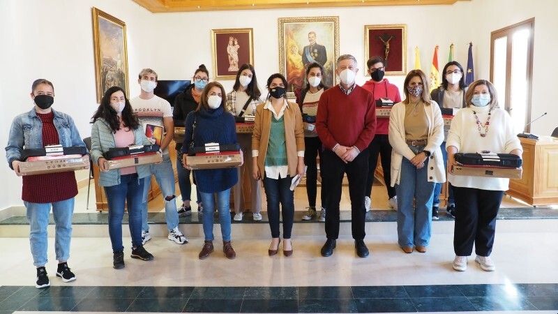 El Ayuntamiento de Palos entrega 18 kits tecnológicos a estudiantes locales